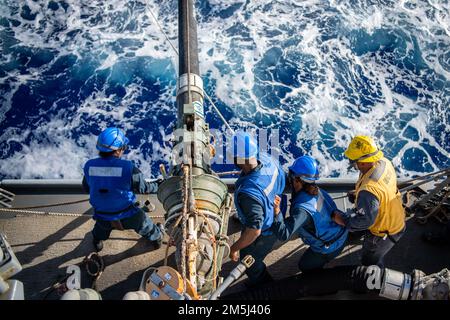 PHILIPPINISCHE SEE (18. März 2022) Seeleute, die der Arleigh-Burke-Klasse-Guided-Missile Destroyer USS Dewey (DDG 105) zugeteilt wurden, bauen während einer Wiederauffüllung auf See mit dem militärischen Sealift-Kommando-Flottenöler USNS John Ericsson (T-AO 194) eine Botenlinie für die Rückkehr auf. Dewey ist der Destroyer-Staffel (DESRON) 15 zugeteilt und unterstützt derzeit ein freies und offenes Indo-Pacific. CTF 71/DESRON 15 ist die größte nach vorn verlegte DESRON-Flotte der Marine und die größte Oberflächenkraft der US-7.-Flotte. Stockfoto