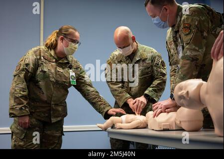 USA Air Force Chief Master Sgt. David Snarr, 47. Flying Training Wing Command Chief, erlernt, wie man eine Herz-Lungen-Wiederbelebung (CPR) für Babys richtig durchführt, während man einen Dummy in der 47. Medical Group am Luftwaffenstützpunkt Laughlin, Texas, am 18. März 2022 verwendet. Während einer Immersion-Veranstaltung besuchte Snarr die Medical Group, um zu sehen, wie ihr Personal Airmen in Laughlin sicher und gesund hält. Stockfoto