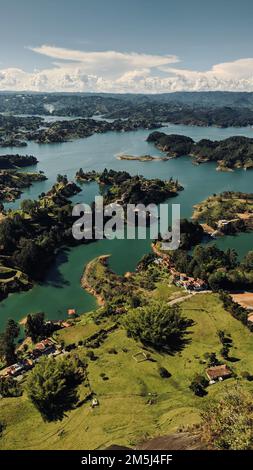 Der Blick auf die wunderschöne Seenlandschaft von Guatape von Piedra del Penol in Kolumbien Stockfoto