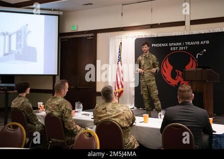 Senior Airman Clay Clemmer, 60. Maintenance Squadron, Laborspezialist für Präzisionsmessgeräte, präsentiert seinen Platz – den kartesischen Roboter – vor einem Jury-Panel am Luftwaffenstützpunkt Travis, Kalifornien, am 18. März 2022. Phoenix Spark war Gastgeber des Travis AFB Spark Tank 2022. Es wurden die sechs besten Finalisten aus einem Feld von 55 Ideen ausgezeichnet, die Travis Airmen dem Sparks Tank der Eröffnungsschwadron Innovation Funds einreichte. Die Ideen reichten von einem sechsstelligen Softwaresystem bis hin zum einfachen Kauf von Geräten außerhalb des Netzwerks. Stockfoto