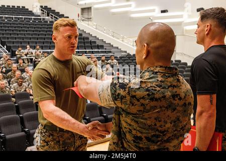 EIN US-AMERIKANISCHER Marine mit 2. Bataillon, 7. Marineregiment, 1. Marine Division, erhält sein Martial Arts Instructor Zertifikat für Camp Schwab, Okinawa, Japan, 18. März 2022. Die Marines erlebten den dreiwöchigen Marinekorps-Kurs für Kampfkunstausbilder, der Nahkampf, Kampfethos-Unterricht, Greiftraining und Training für Waffenschmuggler umfasste, mit dem Ziel, einen Abschluss als Martial Arts Instructor des Marinekorps zu machen. Der MAI-Kurs bescheinigt Marines, andere Marines in verschiedenen Gürtelebenen des Martial Arts Program des Marine Corps auszubilden und zu testen. Stockfoto