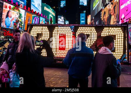 Besucher des Times Square in New York strömen auf der Wintersonnenwende am Mittwoch, den 21. Dezember 2022 zu den "2023"-Zahlen. Die „2023“ ist die LED-Anzeige auf dem One Times Square, die um Mitternacht am 1. Januar aufleuchtet und das neue Jahr einläutet. Die 2,5 m hohen Zahlen verwenden energieeffiziente LED-Lampen, die das ganze Jahr halten und nie ausgetauscht werden müssen. (© Richard B. Levine) Stockfoto