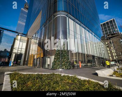 Weihnachtsbaum in der Lobby des One Manhattan West (Brookfield West) im Entwicklungsgebiet Hudson Yards in New York am Mittwoch, den 21. Dezember 2022. (© Richard B. Levine) Stockfoto