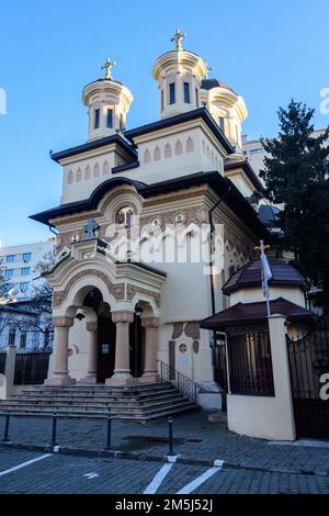 Bukarest, Rumänien, 2. Januar 2021: Orthodoxe Botanu-Kirche (Biserica Ortodoxa Boteanu) in der Altstadt an einem sonnigen Wintertag Stockfoto