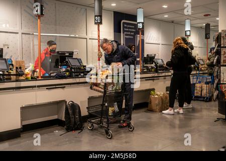 Einkaufen in einem Whole Foods Market Supermarkt in New York am Heiligabend, Samstag, 24. Dezember 2022. (© Richard B. Levine) Stockfoto