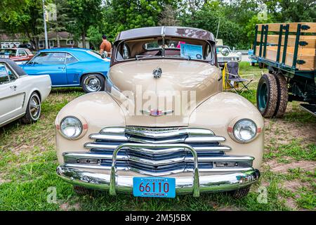 Iola, WI - 07. Juli 2022: Perspektivische Vorderansicht eines 1947 Chevrolet Fleetline Aerosedan auf einer lokalen Automesse. Stockfoto