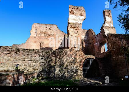 Der Chindia Tower oder Turnul Chindiei, alte Gebäude und Ruinen am Königshof Targoviste (Curtea Domneasca) im Chindia Park (Parcul Chindia) im KIS Stockfoto