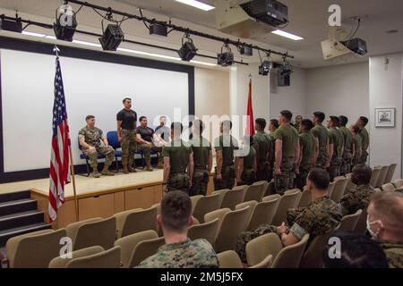 USA Marines, die mehreren Einheiten in der Marine Corps Air Station Iwakuni, Japan zugeteilt wurden, absolvierten einen Martial Arts Instructor Kurs am MCAS Iwakuni, 18. März 2022. Die 17 Absolventen absolvierten einen 2-wöchigen Kurs, der die moralische, mentale und physische Belastbarkeit von Marines durch die Implementierung von Lektionen über die Geschichte, Methodik und Kampfkonditionierung des Marinekorps entwickelte. Stockfoto