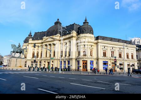 Bukarest, Rumänien, 2. Januar 2022: Zentrale Universitätsbibliothek (Biblioteca Centrala Universitara) und Denkmal von König Carol I auf dem Platz Revolutiei Stockfoto