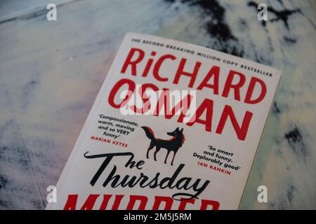 Durham, Großbritannien - 29. Dezember 2022: Richard Osman "The Thursday Murder Club", Buch eines der meistverkauften Bücher von Richard Osmans über Morde am Donnerstag. . Stockfoto