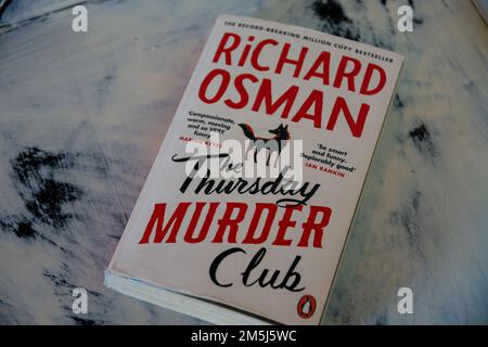 Durham, Großbritannien - 29. Dezember 2022: Richard Osman "The Thursday Murder Club", Buch eines der meistverkauften Bücher von Richard Osmans über Morde am Donnerstag. . Stockfoto