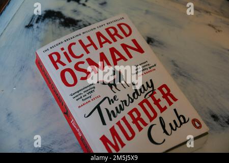 Durham, Großbritannien - 29. Dezember 2022: Richard Osman "The Thursday Murder Club", Buch eines der meistverkauften Bücher von Richard Osmans über Morde am Donnerstag. . Stockfoto