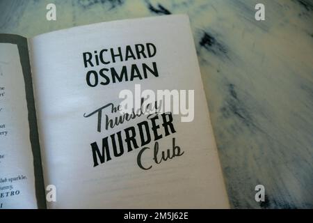 Durham, Großbritannien - 29. Dezember 2022: Richard Osman "The Thursday Murder Club", Buch eines der meistverkauften Bücher von Richard Osmans über Morde am Donnerstag. . Stockfoto