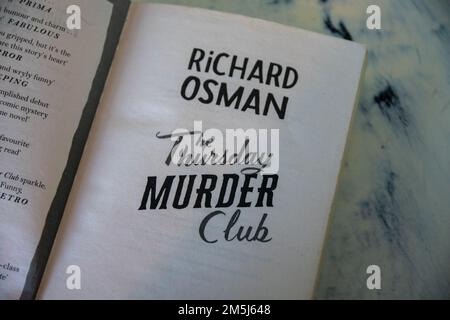 Durham, Großbritannien - 29. Dezember 2022: Richard Osman "The Thursday Murder Club", Buch eines der meistverkauften Bücher von Richard Osmans über Morde am Donnerstag. . Stockfoto