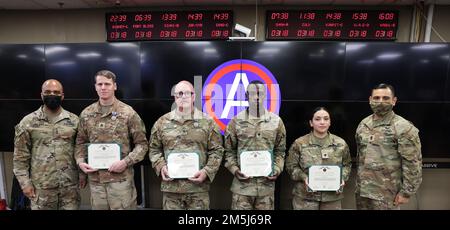 USA Soldaten sind den USA zugeteilt Army Central, Staff Sergeant Christopher Blohm U.S. Army Central (Vorwärts) G-2, Staff Sergeant David Mohler U.S. Army Central (Forward) Chaplain, nicht kommissionierter Offizier, SPC, William China, USA Army Central (Forward) Public Affairs, SPC. Retna Yero 29. Infanteriedivision erhält die Army Achievement Medal von Generalleutnant Ronald Clark, dem kommandierenden General der USA Army Central und Kommandoleiter Major Jacinto Garza, hochrangiger Berater, USA Army Central, Camp Arifjan, Kuwait, 18. März 2022. LT. General Clark erkannte die Soldaten für ihre Außenstehenden Stockfoto