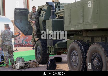 Aqaba, Jordanien 2022 : US-Armee (Soldaten und Lastwagen) Stockfoto