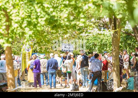 Die Menschen versammeln sich in der Nähe des Kirschbaums, der zum Gedenken an die Opfer von Hiroshima während einer Gedenkveranstaltung am Tavistock Square in London gepflanzt wurde. Stockfoto