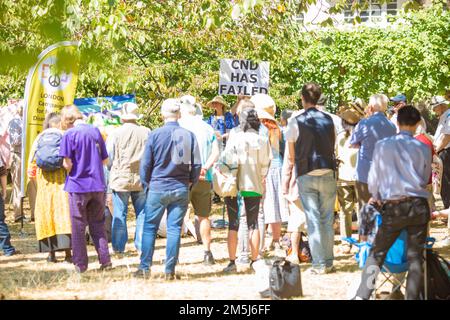 Die Menschen versammeln sich in der Nähe des Kirschbaums, der zum Gedenken an die Opfer von Hiroshima während einer Gedenkveranstaltung am Tavistock Square in London gepflanzt wurde. Stockfoto