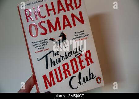 Durham, Großbritannien - 29. Dezember 2022: Richard Osman "The Thursday Murder Club", Buch eines der meistverkauften Bücher von Richard Osmans über Morde am Donnerstag. . Stockfoto