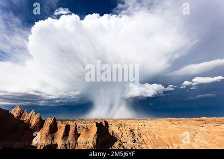 Hagelsturm über dem Badlands-Nationalpark, South Dakota Stockfoto