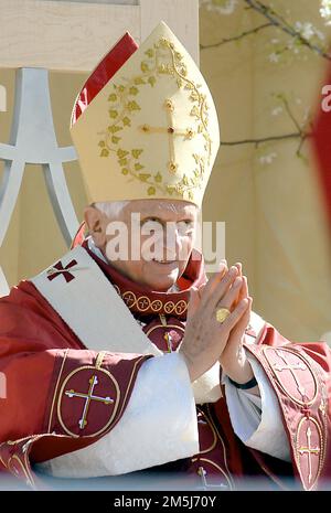 Washington, DC - 17. April 2008 -- Papst Benedikt XVI feiert Messe im neuen Nationals Park in Washington, D.C. am Donnerstag, 17. April 2008. Dies ist das erste nicht-Baseball-Event im Park, das im März 31 eröffnet wurde. Gutschrift: Ron Sachs / CNP. (EINSCHRÄNKUNG: KEINE New York oder New Jersey Zeitungen oder Zeitungen im Umkreis von 75 Meilen von New York City) / MediaPunch Stockfoto