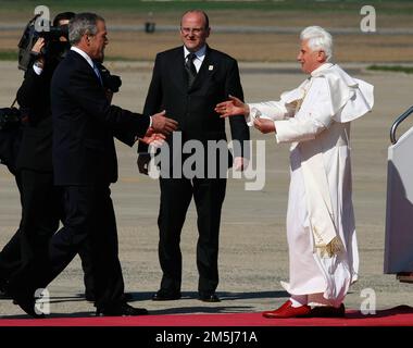 CAMP SPRINGS, MD - APRIL 15: (AFP OUT) USA Präsident George W. Bush begrüßt Papst Benedikt XVI. Bei seiner Ankunft am Luftwaffenstützpunkt Andrews am 15. April 2008 in Camp Springs, Maryland. Am Mittwoch besucht Papst Benedikt XVI das Weiße Haus, und am Donnerstag wird er im Baseballstadion der Nationals Messe halten. Kredit: Mark Wilson / Pool über CNP / MediaPunch Stockfoto