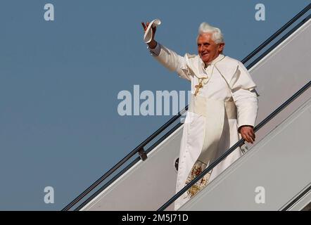 CAMP SPRINGS, MD - 15. APRIL: (AFP OUT) Papst Benedict XVI. Winkt nach der Ankunft am Luftwaffenstützpunkt Andrews am 15. April 2008 in Camp Springs, Maryland. Am Mittwoch besucht Papst Benedikt XVI das Weiße Haus, und am Donnerstag wird er im Baseballstadion der Nationals Messe halten. Kredit: Mark Wilson / Pool über CNP / MediaPunch Stockfoto