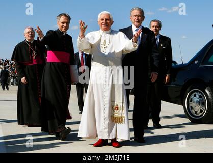 CAMP SPRINGS, MD - APRIL 15: (AFP OUT) Papst Benedict XVI reagiert auf die jubelnde Menge, während er mit den USA zusammensteht Präsident George W. Bush nach seiner Ankunft am Luftwaffenstützpunkt Andrews am 15. April 2008 in Camp Springs, Maryland. Am Mittwoch besucht Papst Benedikt XVI das Weiße Haus, und am Donnerstag wird er im Baseballstadion der Nationals Messe halten. Kredit: Mark Wilson / Pool über CNP / MediaPunch Stockfoto