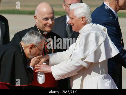 CAMP SPRINGS, MD - 15. APRIL: (AFP OUT) Papst Benedict XVI wird bei seiner Ankunft am Luftwaffenstützpunkt Andrews am 15. April 2008 in Camp Springs, Maryland, von Geistlichen begrüßt. Am Mittwoch besucht Papst Benedikt XVI das Weiße Haus, und am Donnerstag wird er im Baseballstadion der Nationals Messe halten. Kredit: Mark Wilson / Pool über CNP / MediaPunch Stockfoto