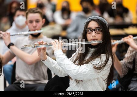 Internationale Studenten an der Ankara Grundschule/High School Practice mit den Winds Aloft U.S. Luftwaffe in Europa Woodwind Quintet in Ankara, Türkei, 18. März 2022. Winds Aloft-Mitglieder führten musikalische Master-Kurse und Aufführungen für über 100 Schüler der Ankara-Grundschule/High School aus mehr als 30 Ländern durch. Als Mieter der 717. Air Base Squadron and Department of Defense Education Activity School unterstützt die Ankara Elementary/High School das US-Verteidigungsministerium Das Außenministerium und die Familien des internationalen diplomatischen Korps. Winds Aloft reiste in mehrere Städte und Militäranlagen Stockfoto