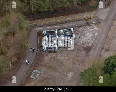 Luftdrohne aus dem Air Filmmaterial der Winterwartung in den Alton Towers Stockfoto