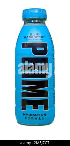 Die Beliebtheit und der Hype der Prime Hydration Drinks setzen sich fort, da die ALDI-Supermärkte am ersten Tag der Getränkevorräte ausverkauft sind. Sportgetränk mit blauem Himbeergeschmack. Stockfoto