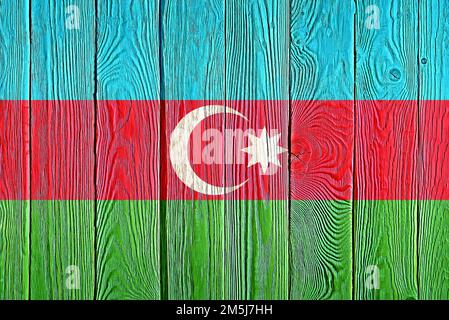 Aserbaidschan Flagge auf alten Holzplanke Hintergrund gemalt. Gebürstete natürliche Holzbrett Textur. Holzstruktur Hintergrund Flagge von Aserbaidschan. Stockfoto