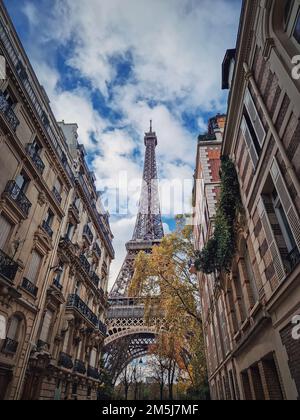 Eiffelturm, wie durch die pariser Gebäude gesehen. Herbstsaison Snenery in Paris, Frankreich. Stockfoto