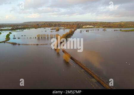 Muchelney Somerset, Großbritannien. 29. Dezember 2022 Wetter in Großbritannien. Blick aus der Luft der überfluteten Felder auf den Somerset-Ebenen von Muchelney in Somerset, nachdem die Flusssparrett nach starkem Regen ihre Ufer geplatzt hat. Bildnachweis: Graham Hunt/Alamy Live News Stockfoto