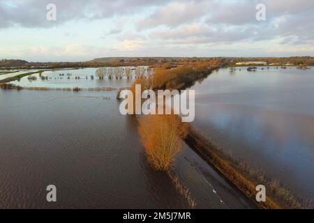 Muchelney Somerset, Großbritannien. 29. Dezember 2022 Wetter in Großbritannien. Blick aus der Luft der überfluteten Felder auf den Somerset-Ebenen von Muchelney in Somerset, nachdem die Flusssparrett nach starkem Regen ihre Ufer geplatzt hat. Bildnachweis: Graham Hunt/Alamy Live News Stockfoto