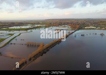 Muchelney Somerset, Großbritannien. 29. Dezember 2022 Wetter in Großbritannien. Blick aus der Luft der überfluteten Felder auf den Somerset-Ebenen von Muchelney in Somerset, nachdem die Flusssparrett nach starkem Regen ihre Ufer geplatzt hat. Bildnachweis: Graham Hunt/Alamy Live News Stockfoto