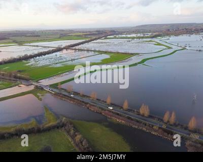 Muchelney Somerset, Großbritannien. 29. Dezember 2022 Wetter in Großbritannien. Blick aus der Luft der überfluteten Felder auf den Somerset-Ebenen von Muchelney in Somerset, nachdem die Flusssparrett nach starkem Regen ihre Ufer geplatzt hat. Bildnachweis: Graham Hunt/Alamy Live News Stockfoto