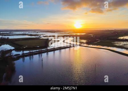 Muchelney Somerset, Großbritannien. 29. Dezember 2022 Wetter in Großbritannien. Blick aus der Luft der überschwemmten Felder auf den Somerset-Ebenen bei Sonnenuntergang im Muchelney in Somerset, nachdem die River Parrett nach starkem Regen ihre Ufer zerbrach. Bildnachweis: Graham Hunt/Alamy Live News Stockfoto