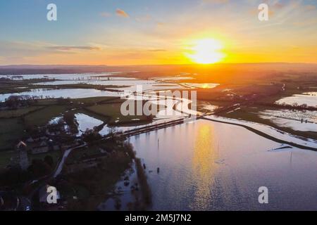 Muchelney Somerset, Großbritannien. 29. Dezember 2022 Wetter in Großbritannien. Blick aus der Luft der überschwemmten Felder auf den Somerset-Ebenen bei Sonnenuntergang im Muchelney in Somerset, nachdem die River Parrett nach starkem Regen ihre Ufer zerbrach. Bildnachweis: Graham Hunt/Alamy Live News Stockfoto