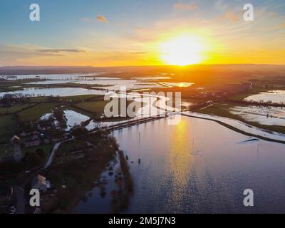 Muchelney Somerset, Großbritannien. 29. Dezember 2022 Wetter in Großbritannien. Blick aus der Luft der überschwemmten Felder auf den Somerset-Ebenen bei Sonnenuntergang im Muchelney in Somerset, nachdem die River Parrett nach starkem Regen ihre Ufer zerbrach. Bildnachweis: Graham Hunt/Alamy Live News Stockfoto