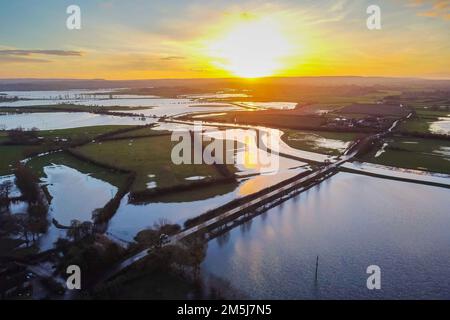 Muchelney Somerset, Großbritannien. 29. Dezember 2022 Wetter in Großbritannien. Blick aus der Luft der überschwemmten Felder auf den Somerset-Ebenen bei Sonnenuntergang im Muchelney in Somerset, nachdem die River Parrett nach starkem Regen ihre Ufer zerbrach. Bildnachweis: Graham Hunt/Alamy Live News Stockfoto