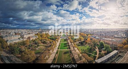 Panoramablick auf das Pariser Stadtbild von den Eiffelturmhöhen, Frankreich. Montparnasse-Turm und Invalidendom am Horizont Stockfoto
