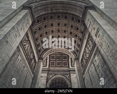 Blick unter den Triumphbogen in Paris, Frankreich. Architektonische Details des berühmten Wahrzeichens Arc de triomphe Stockfoto