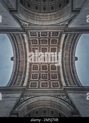 Nahaufnahme unter dem Triumphbogen in Paris, Frankreich. Architektonische Details und kunstvolles Deckenmuster des berühmten Wahrzeichens Arc de triomphe Stockfoto