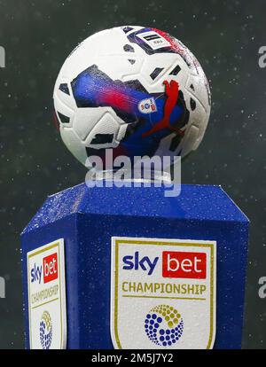 Der Puma EFL Match Ball auf dem EFL Sockel während des Sky Bet Championship Spiels in Turf Moor, Burnley. Foto: Dienstag, 27. Dezember 2022. Stockfoto