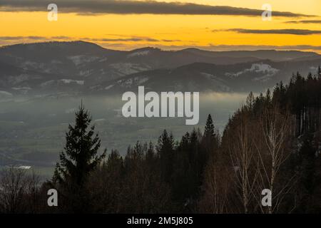 Winteruntergang in den Bergen, Landschaft der beskiden in der Tschechischen Republik nahe der polnischen Grenze Stockfoto