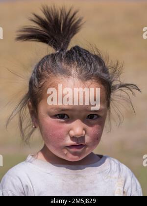 Achik Tash, Kirgisistan - 08 29 2019 : Nahaufnahme eines kirgisischen kleinen Mädchens im Lenin-Peak-Basislager Stockfoto