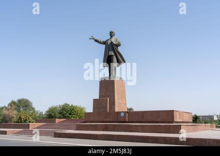 Osh, Kirgisistan - 08 30 2019 : Stadtblick auf den Rathausplatz mit Lenin-Statue aus der sowjetära Stockfoto