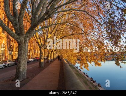 Toulouse, Frankreich - 12 21 2022 : Herbstlandschaft am Quai de la Daurade entlang des Flusses Garonne in der berühmten rosa Stadt zur goldenen Stunde Stockfoto